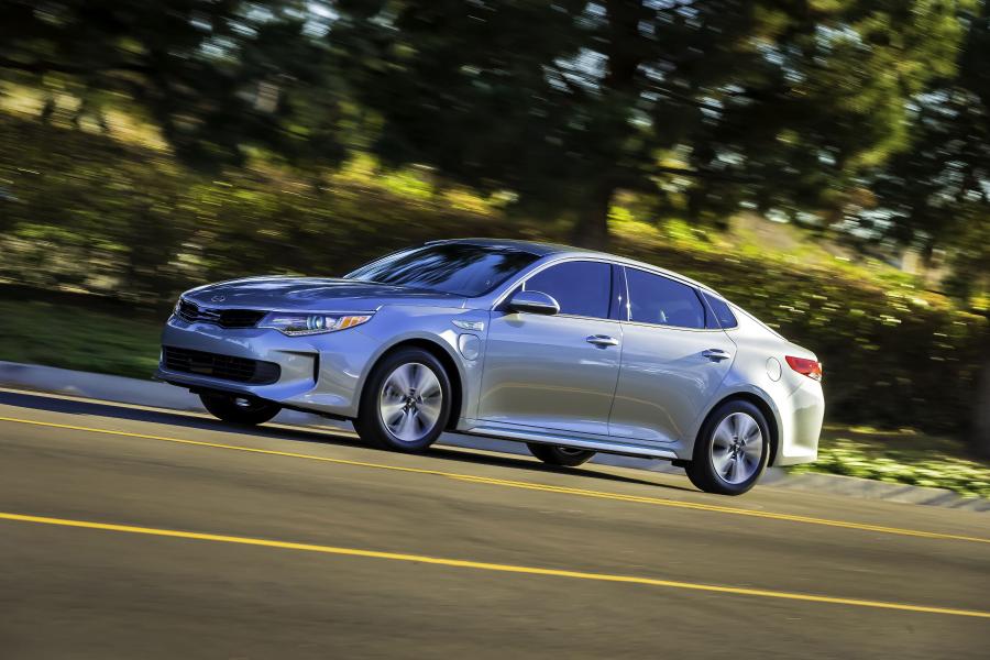  Kia Optima Plug-In Hybrid 2016 года  (US) (фото 3 из 9)
